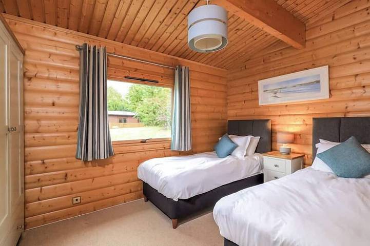 3 Bedroom, 5 star, award winning Lodge with luxurious hot tub (sleeps 6) in Hursley, South-Downs