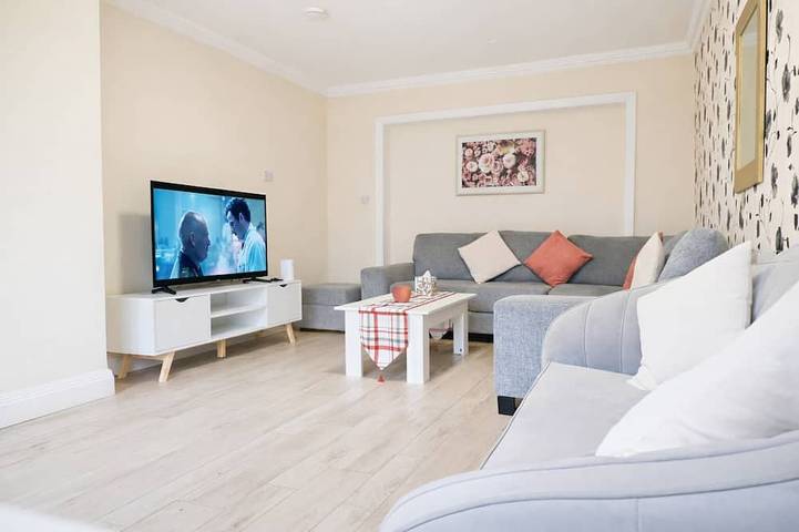 Holiday rental for 10 people, with garden in Slough