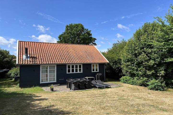 Ferieudlejning for 4 personer, med Terrasse og Have i Gudhjem
