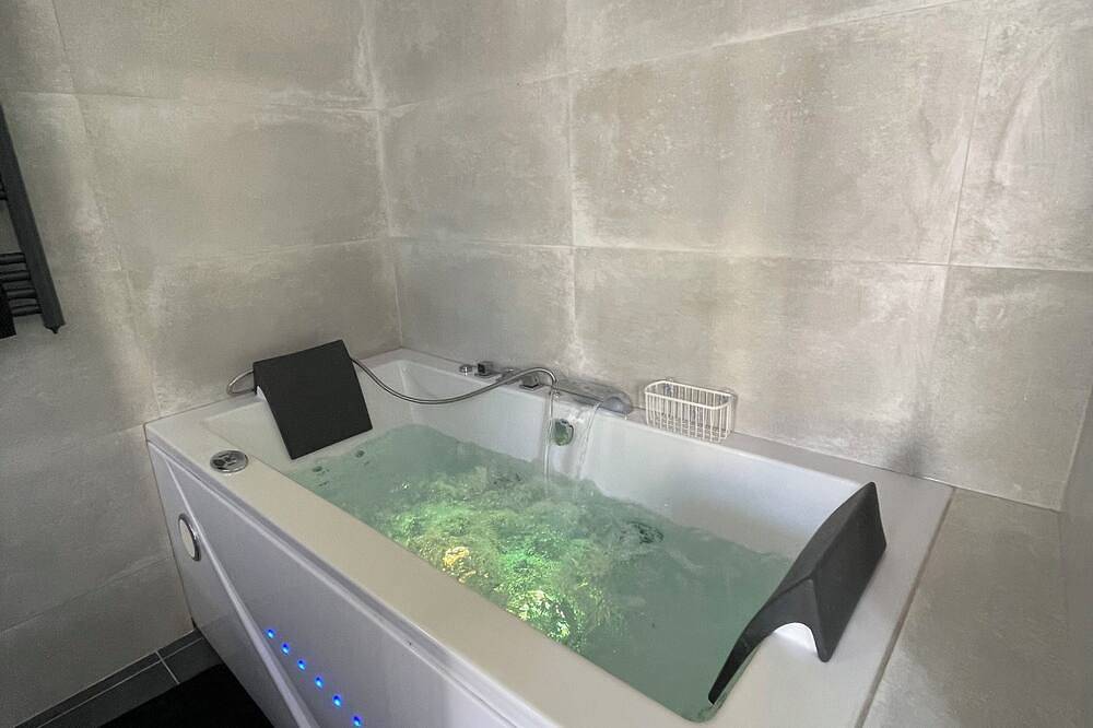 La Chill House Balneo in Nogent-sur-Oise, Oise