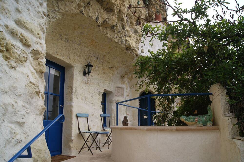 Entire apartment, Charming cave studio with garden in the historic center of Amboise in Amboise, Tours region