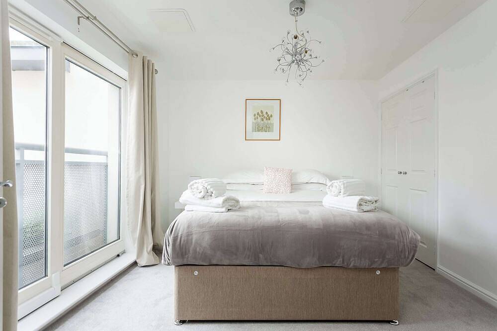 Entire apartment, Beach Point - Stunning Harbour Views from Balcony in Poole, Poole Harbour