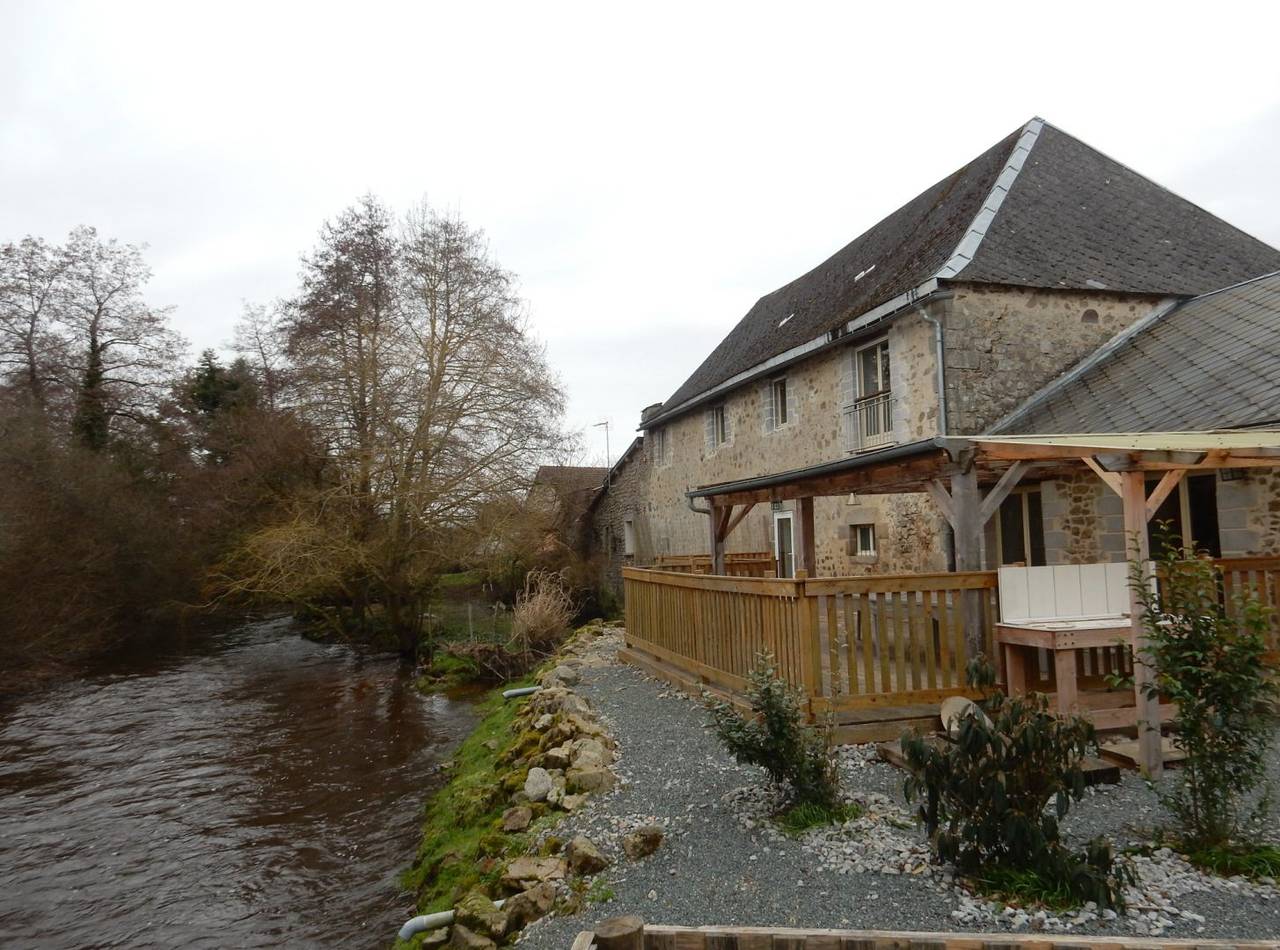 Gîte "Les Pieds dans l'Eau" - Grande capacité (15 personnes) in Le Grand-Bourg, Région de Guéret