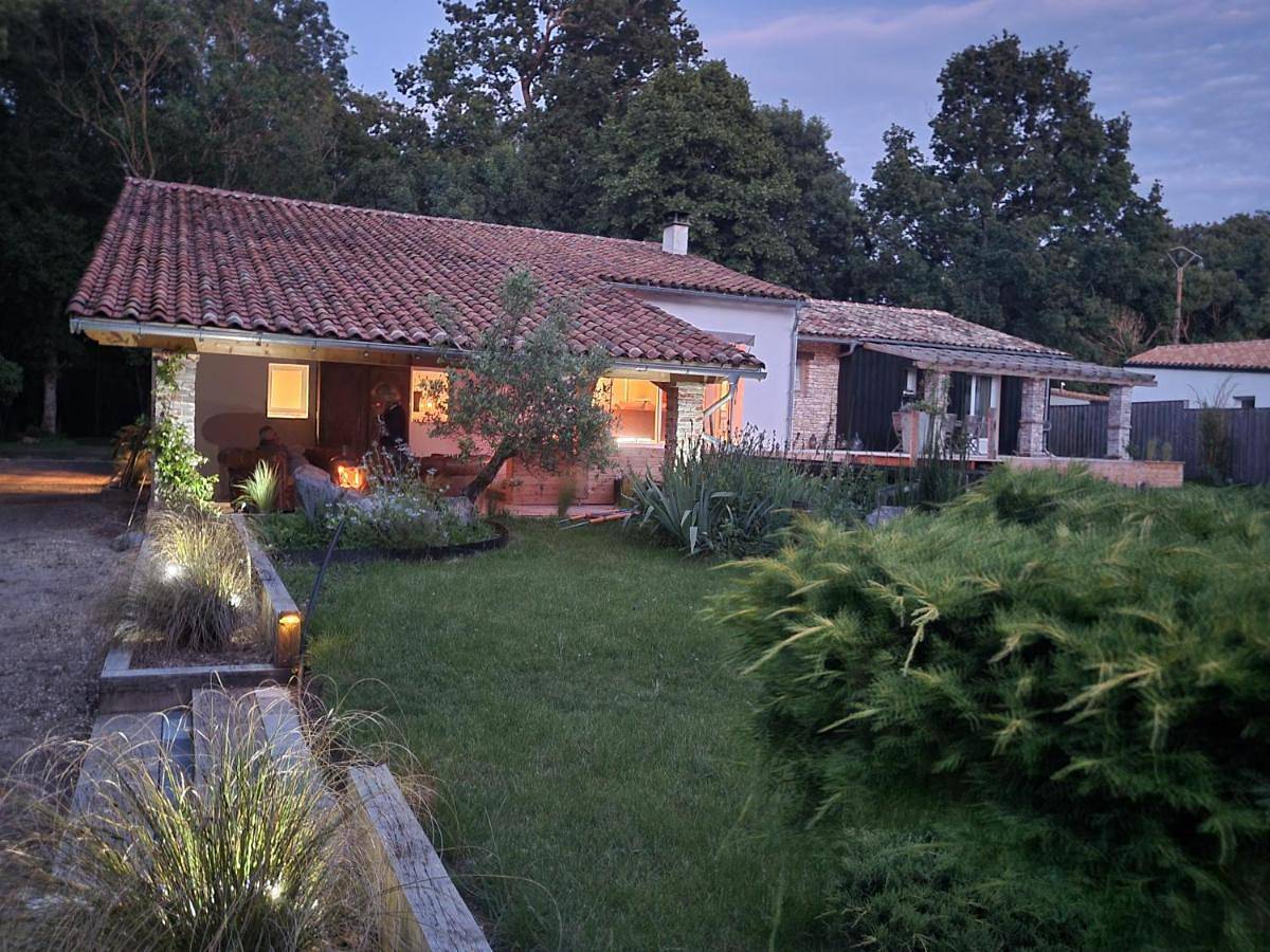 Family Room in Saint-Laurent-de-la-Prée, Région de Rochefort