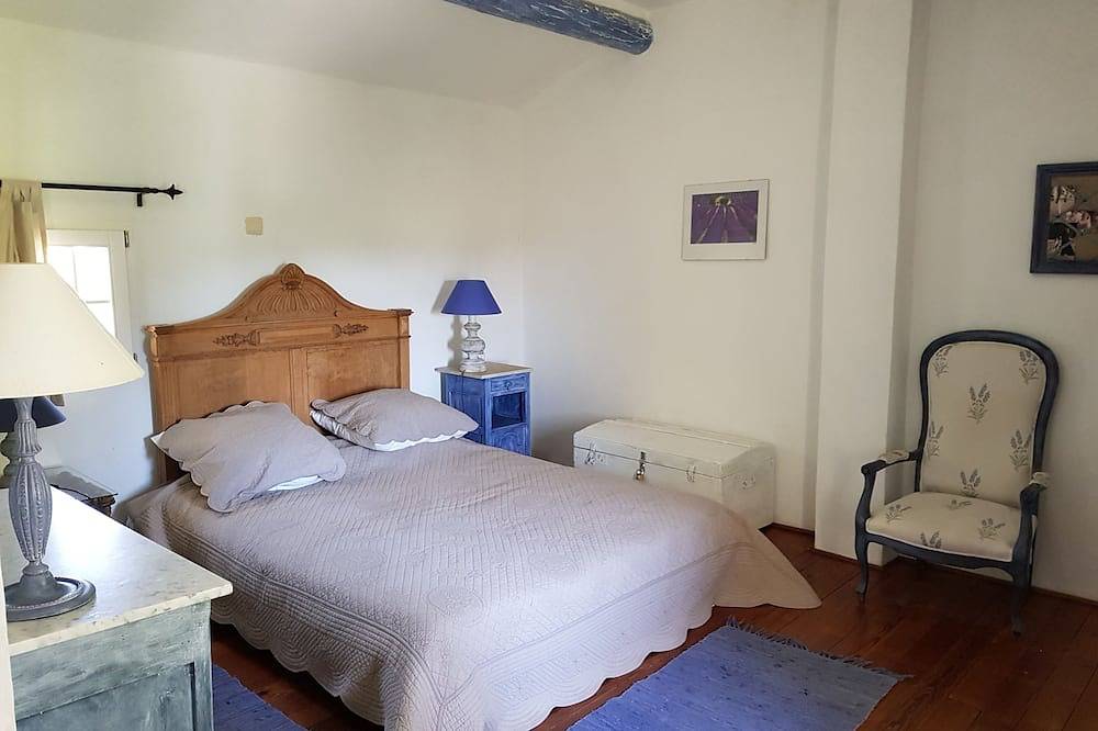 Provencal farmhouse with character at the foot of the Dentelles de Montmirail in Séguret, Vaucluse