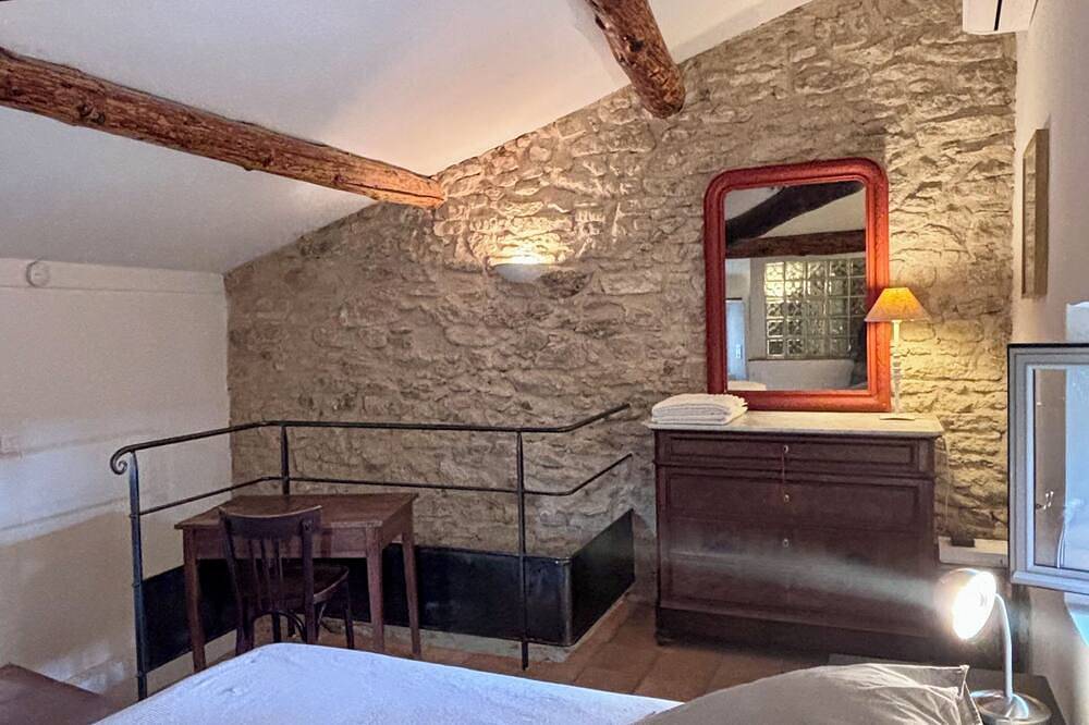Petite Maison de village à Goult, 2 min à pied de la place principale in Goult, Parc naturel régional du Luberon
