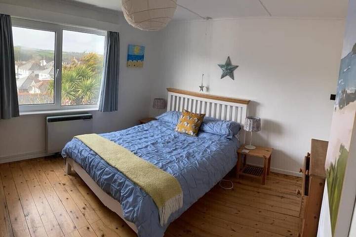 Casa de vacaciones cerca del mar con jardín privado soleado cerca de la playa y el puerto in Porthleven, Cornualles