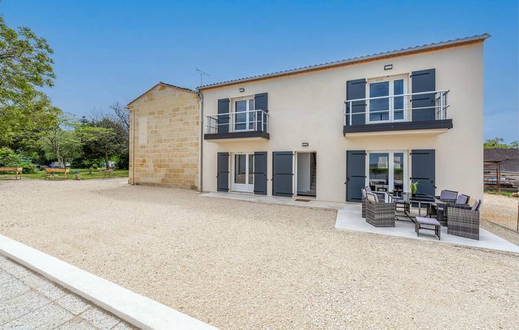 Location de vacances pour 8 personnes, avec piscine et jacuzzi ainsi que jardin et terrasse, animaux acceptés à Belvès-de-Castillon