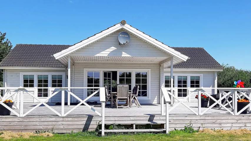 Ferienhaus für 8 Personen, mit Terrasse und Whirlpool in Knud Strand