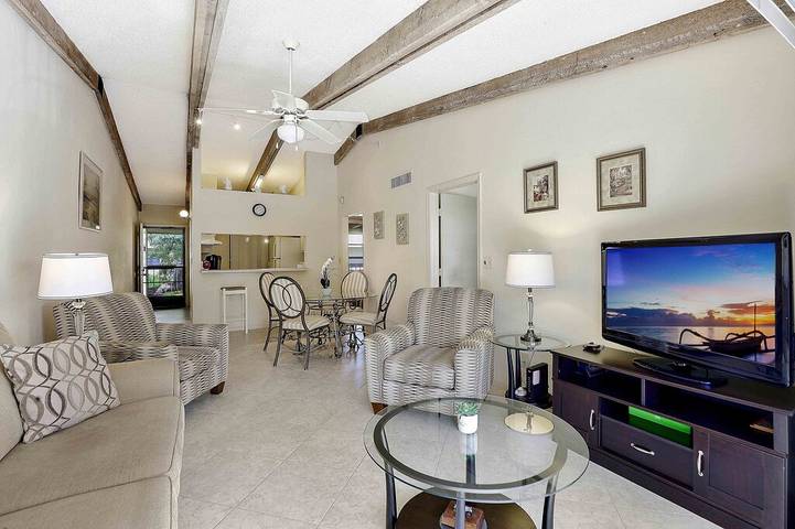 Vacation rental for 6 people, with yard and balcony as well as pool in Marco Island