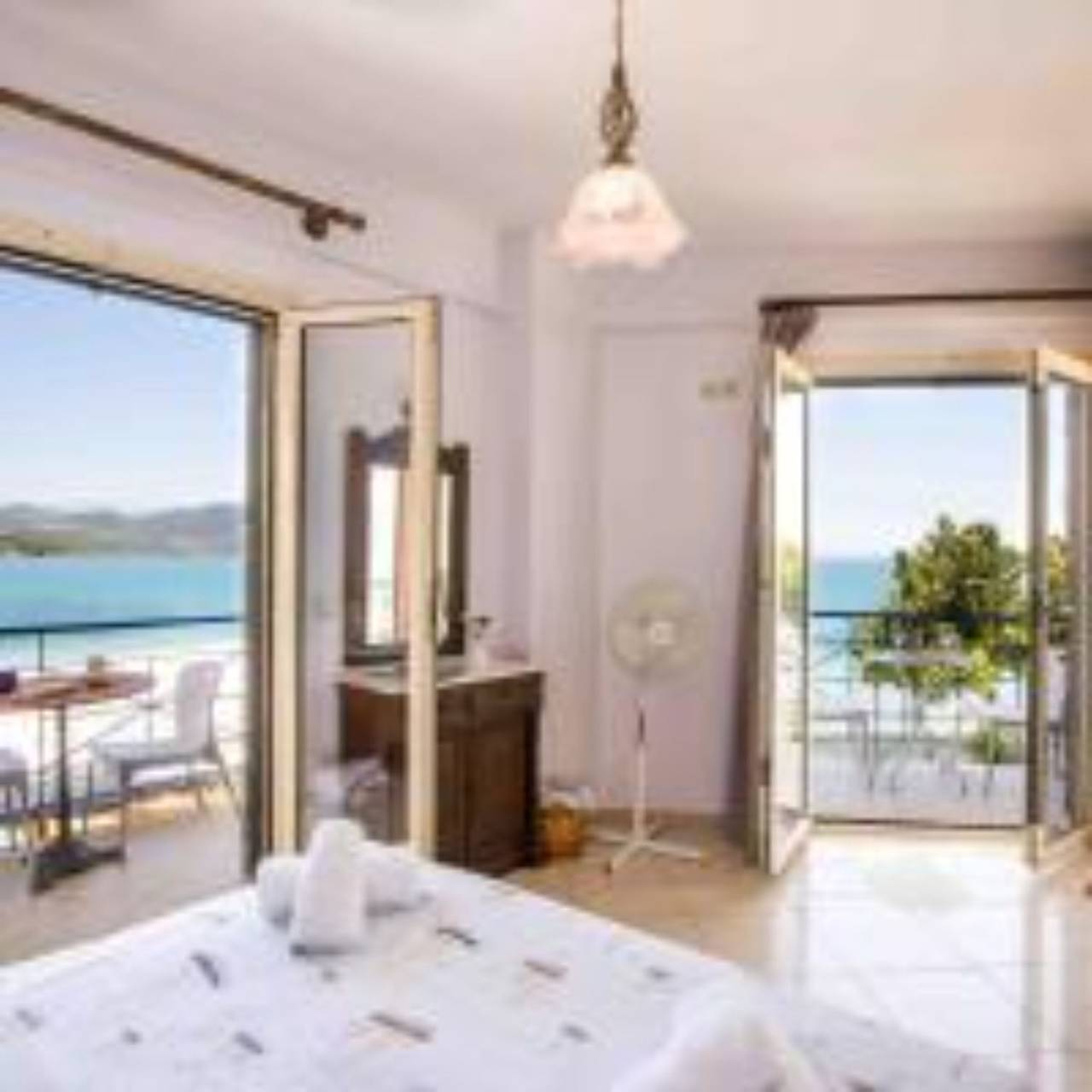 Salty Breeze Beachfront Villa in Λυγιά, Ελλάδα