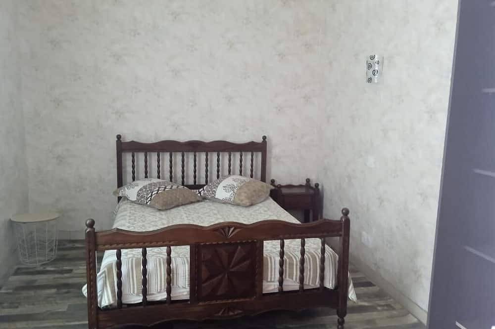 Appartement entier, Appartement plain-pied indépendant au calme absolu, centre à 500m in Lavelanet, Ariège