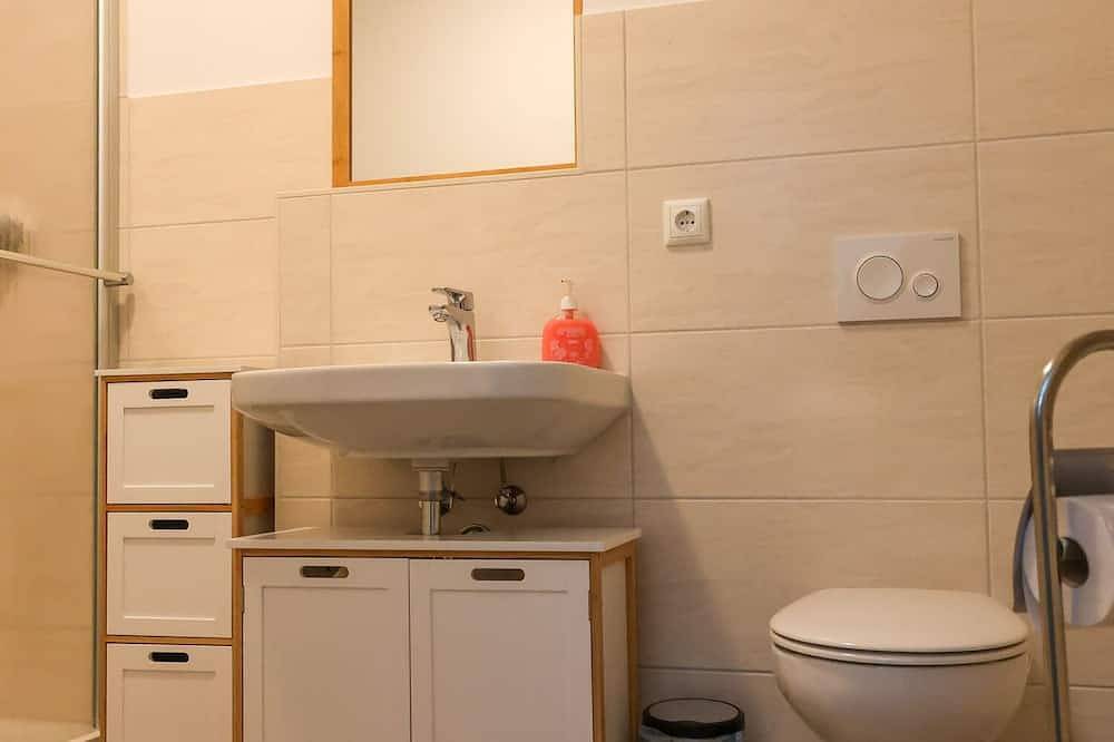 Ganze Wohnung, Freundliche Ferienwohnung in Citylage mit Terrasse und Parkplatz in Tollensesee, Neubrandenburg