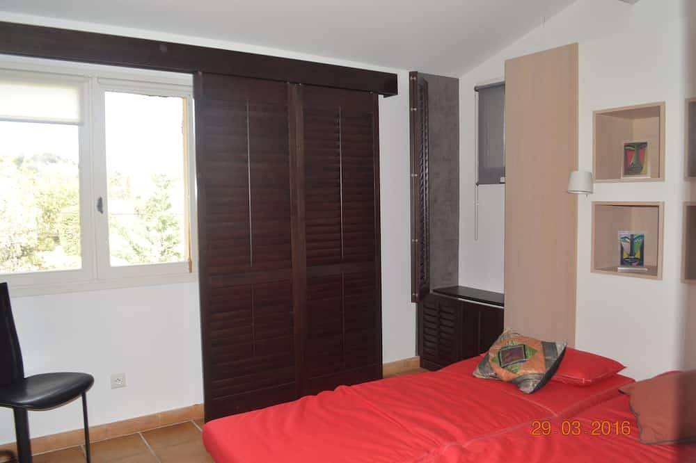 Schönes Haus mit Pool und Garten in Bagnols-sur-Cèze, Nimes und Umgebung