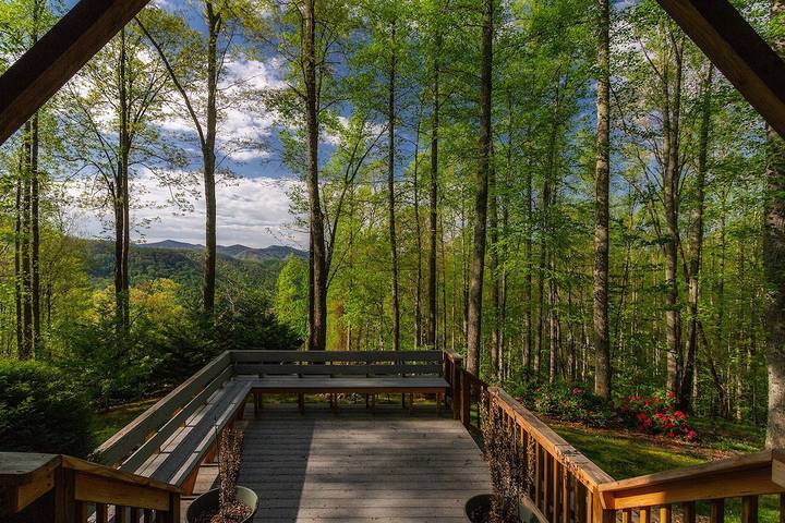 Log cabin for 6 people, with hot tub and yard in Fontana Lake