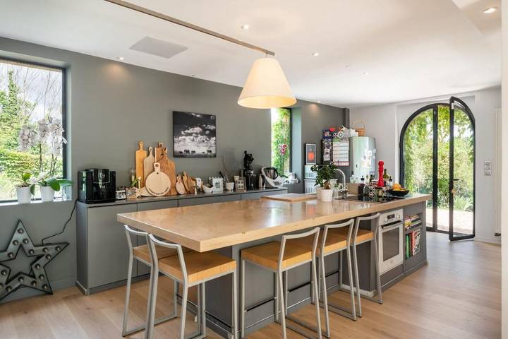 Location de vacances pour 9 personnes, avec jardin ainsi que terrasse et piscine à Saint-Cyr-au-Mont-d'Or - 4