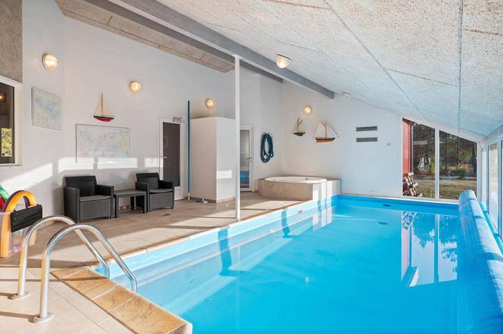 4-star holiday home for 8 people with swimming pool, sauna and hot tub in Nørre Nebel, Varde Region