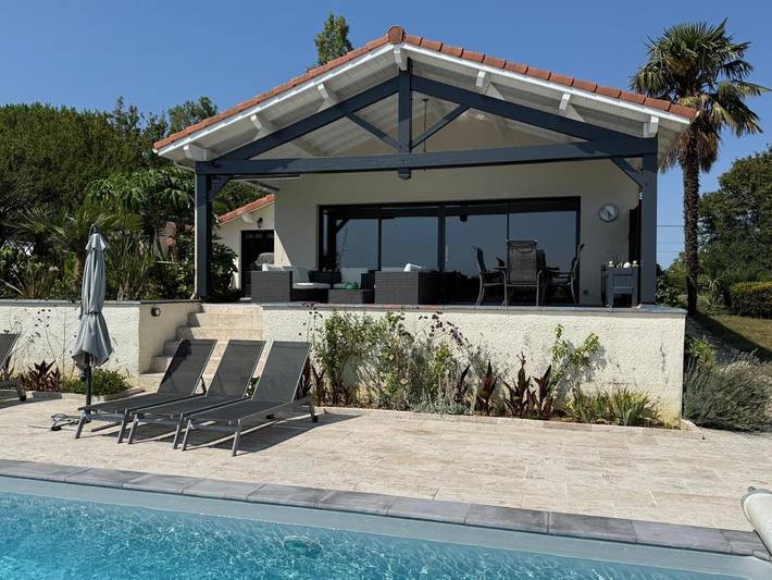 Location de vacances pour 6 personnes, avec Terrasse et Jardin ainsi que Piscine et Vue à Aignan
