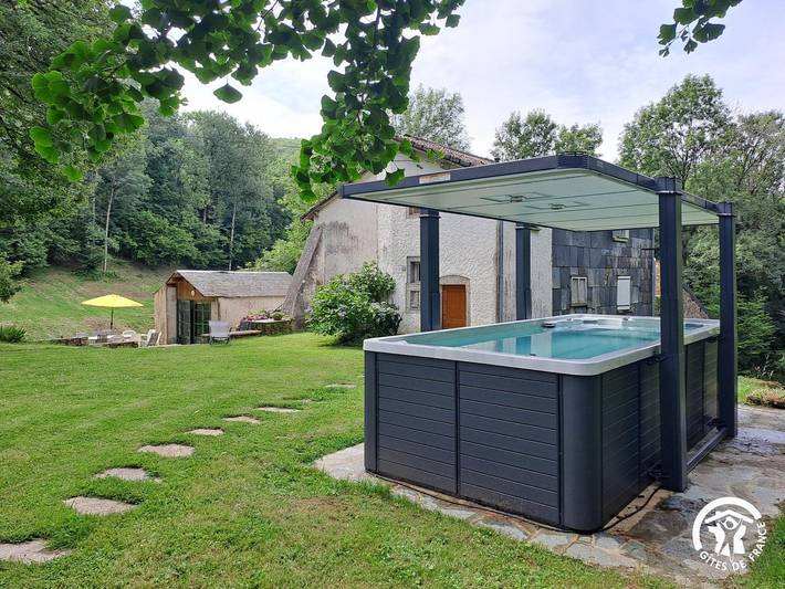 Gîte pour 14 personnes, avec terrasse et sauna ainsi que jacuzzi et jardin, animaux acceptés