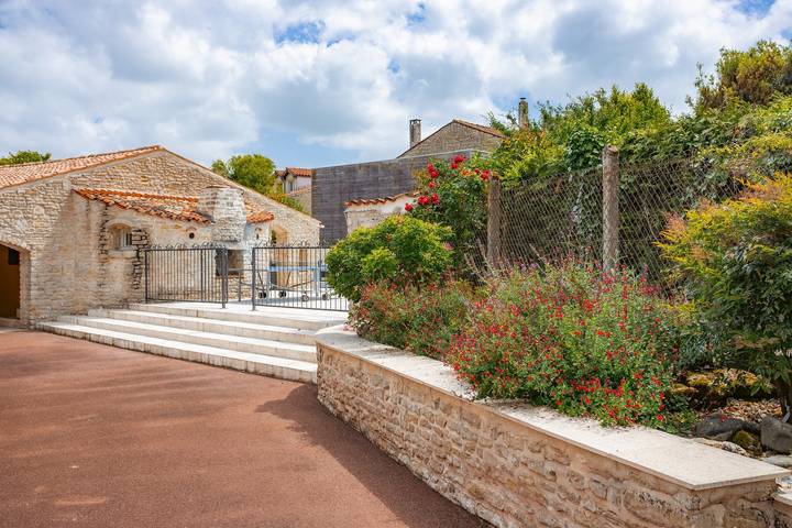 Gîte Le Romarin: Shared Pool, Communal Terrace & Wi-Fi in Courçon in Courçon, La Rochelle region