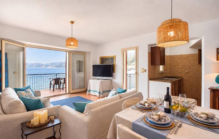 Ganze Ferienwohnung, Appartement mit Meerblick und Terrasse, Strand 200m in Scilla, Reggio Calabria Provinz