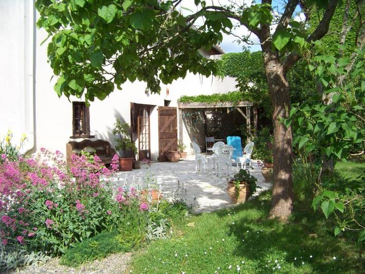 Gîte pour 2 personnes, avec Terrasse et Jardin ainsi que Piscine et Vue à Le Burgaud