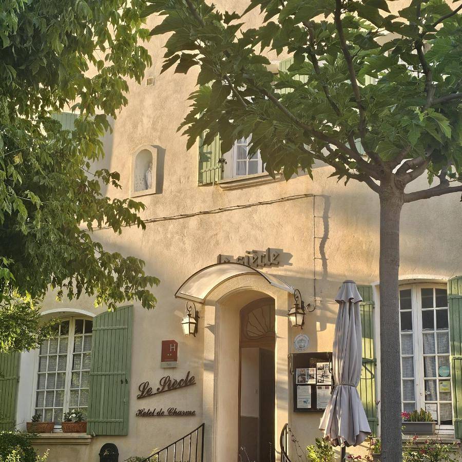 Hôtel Le Siècle in Mazan, Parc naturel régional du Mont-Ventoux
