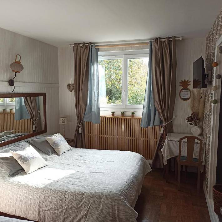 Chambre d’hôte pour 3 personnes, avec terrasse ainsi que vue et jardin