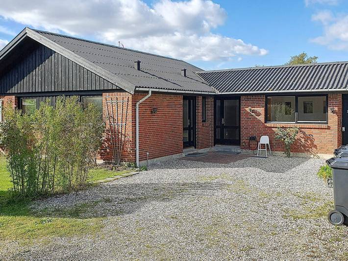 Ferieudlejning for 6 personer, med terrasse og have i Rødvig
