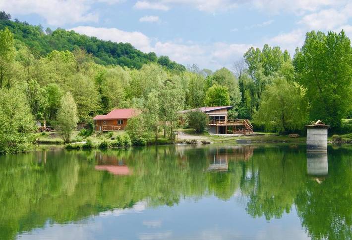 Gîte pour 6 personnes, avec Balcon et Jacuzzi ainsi que Terrasse et Jardin à Brégnier-Cordon
