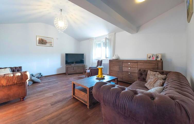 Gemütliches Apartment mit Pool, WiFi & Parkplatz in Dalmatinisches Zagora