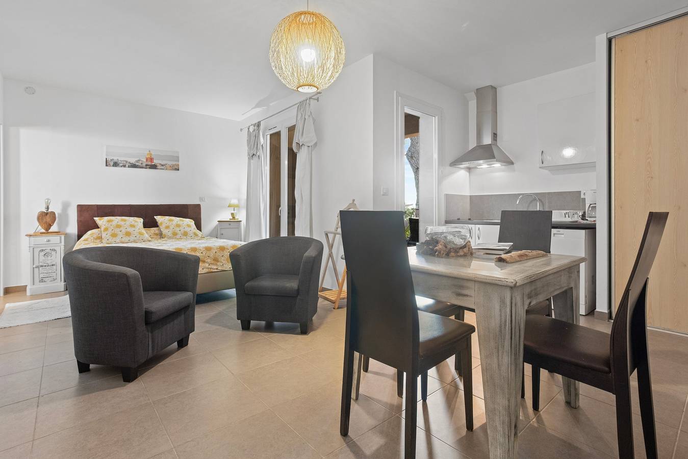 Entire studio, Studio "2 - Le Mas Du Soleil" with Sea View, Wi-Fi and Air Conditioning in Sainte-Maxime, Mediterranean Coast (France)