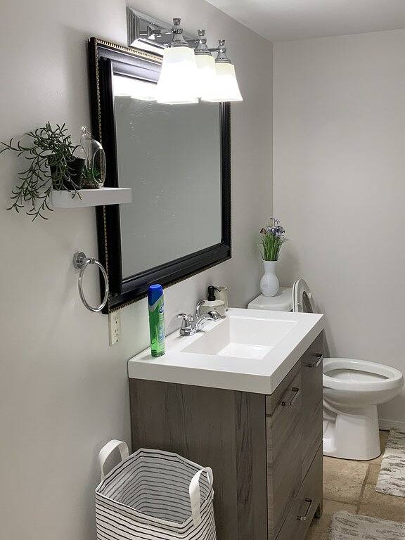 Spacious self contained one bedroom suite near departure bay beach in Nanaimo, Regional District of Nanaimo