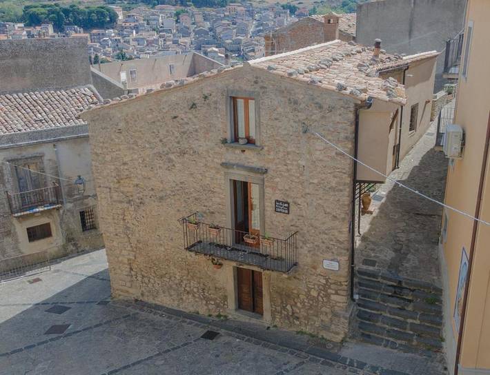 Location de vacances pour 2 personnes, avec Balcon et Terrasse ainsi que Jardin et Bassin pour enfant à Montalbano Elicona