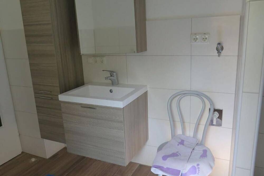 Ganze Wohnung, Fewo 90 m², 3 Sz, Liegewiese, seperates Wc, Bergblick, W-Lan(Gastzugang) in Frasdorf, Chiemsee