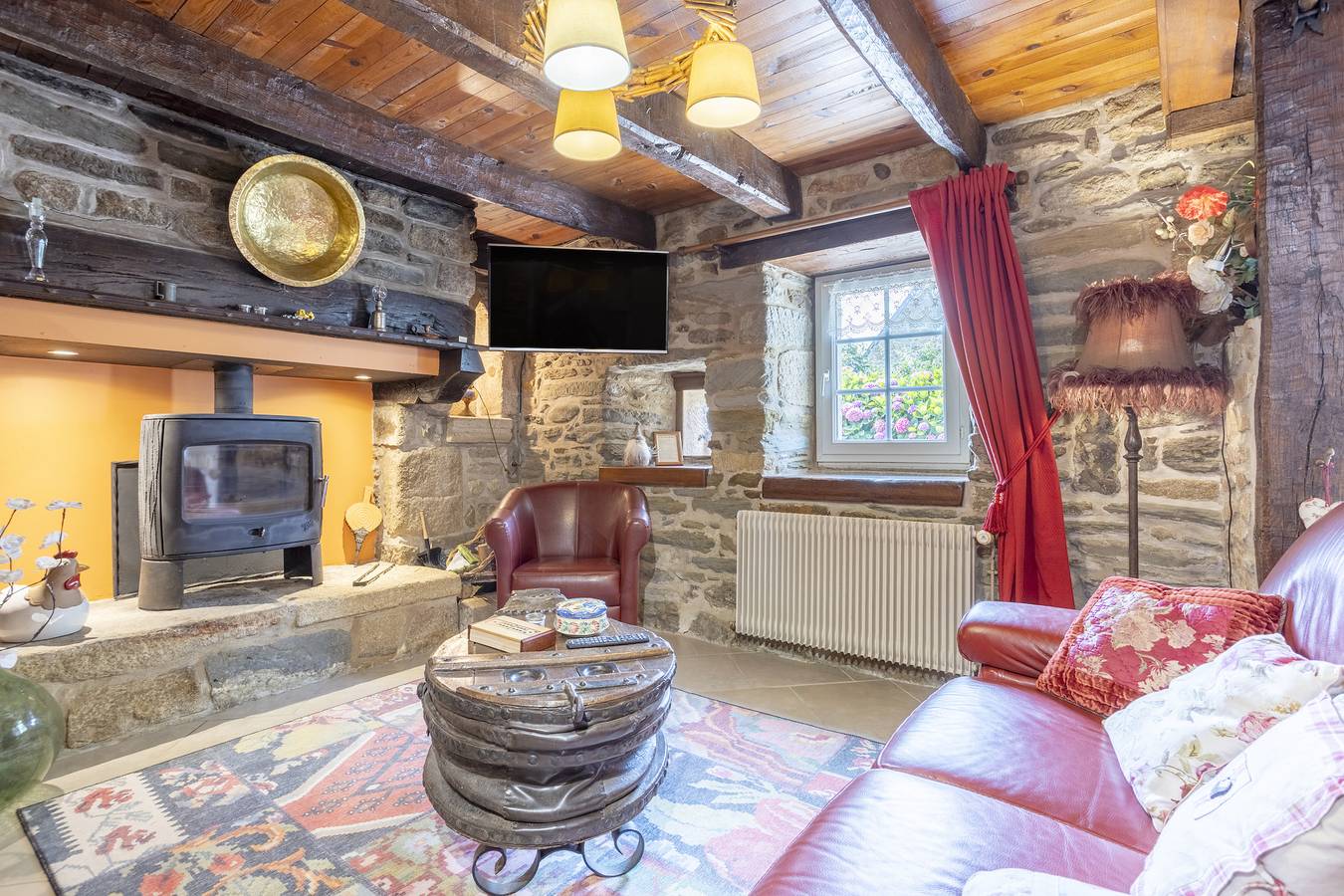 Holiday Home 'Penty À 800m De La Plage' with Private Terrace, Shared Garden and Wi-Fi in Kerlaz, Châteaulin region