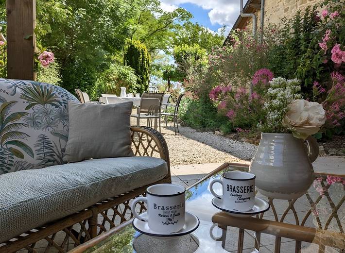 Gîte pour 15 personnes, avec jardin ainsi que terrasse et piscine à Saint-Georges-de-Noisné