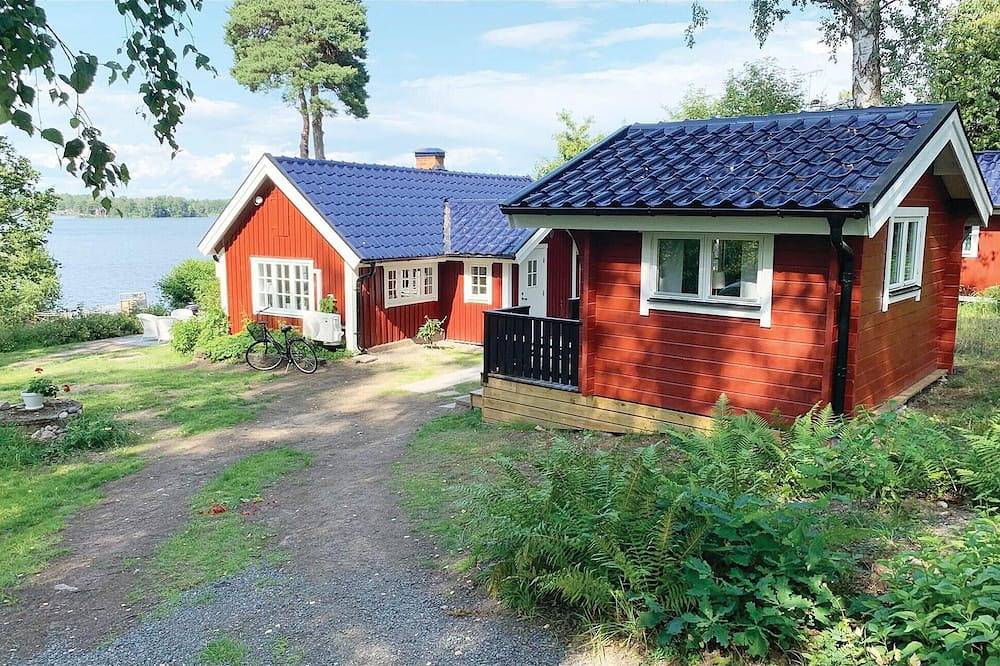 Amazing home in Kvicksund with Wifi in Mälaren