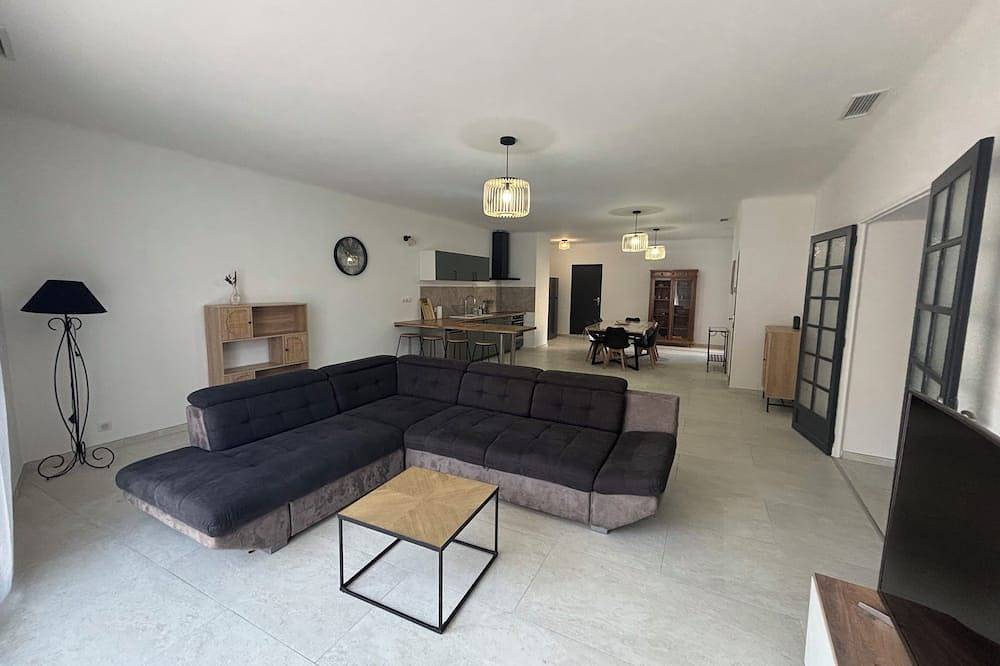 Apartamento entero, Fully renovated, air-conditioned 6-person apartment in Saint-Cannat, Region de Aix-en-Provence