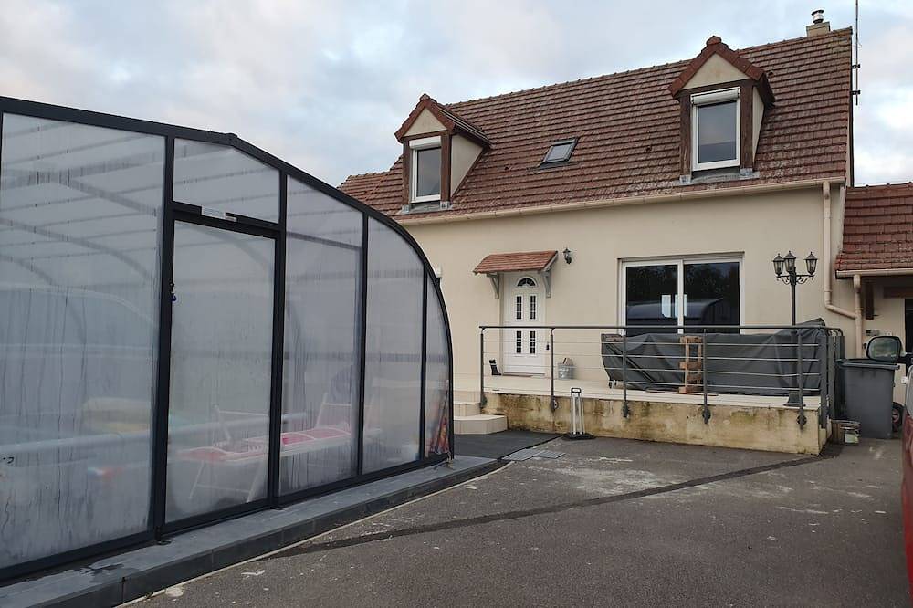 Maison avec piscine couverte chauffée à 28° du 8 avril au 31 octobre in Ranville, Région de Caen