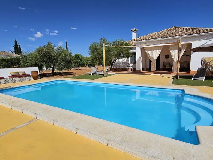 Casa rural para 6 personas, con piscina además de jardín y terraza, Se admiten mascotas en Marchena