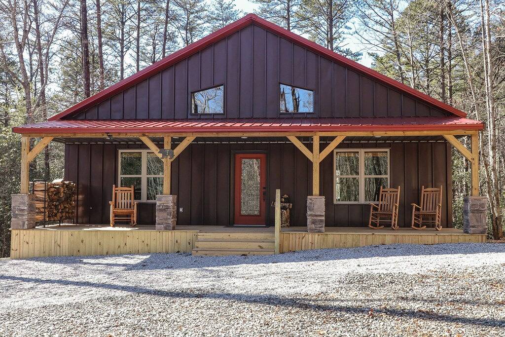 Dog-friendly home with a private hot tub, Wifi, pool table, fireplace, & A/C in Chattahoochee National Forest