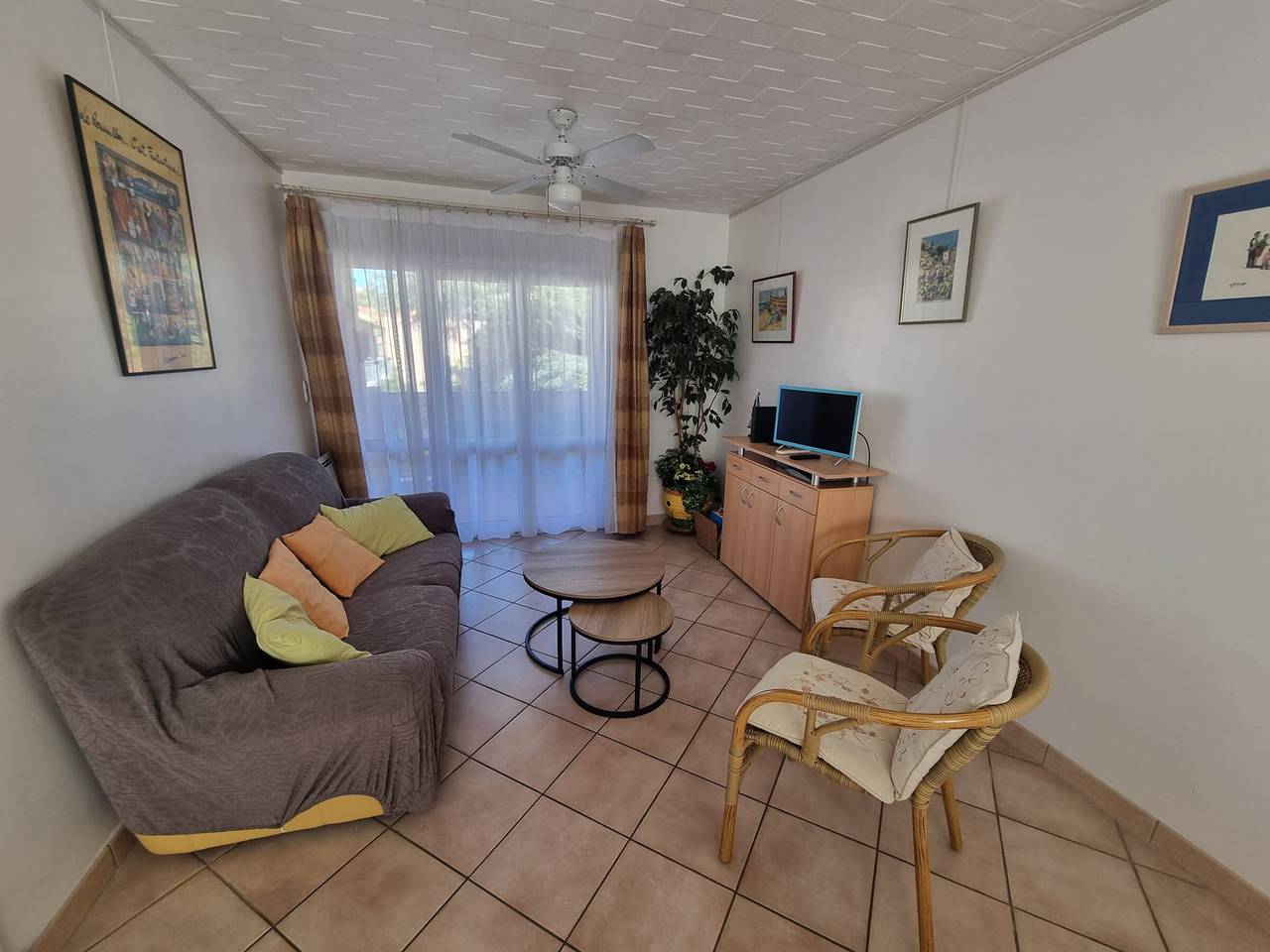 Entire apartment, Quiet T3 Apartment with Terrace and Equipped Kitchen, 300m from the Beach in Collioure in La Côte Vermeille, Collioure