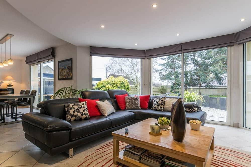 Maison contemporaine à Jullouville avec piscine privée et jardin in Jullouville, Côte de la Déroute