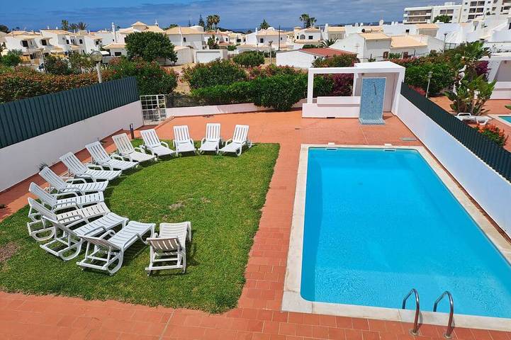 Appartement de vacances pour 6 personnes, avec jardin ainsi que balcon et piscine, animaux acceptés