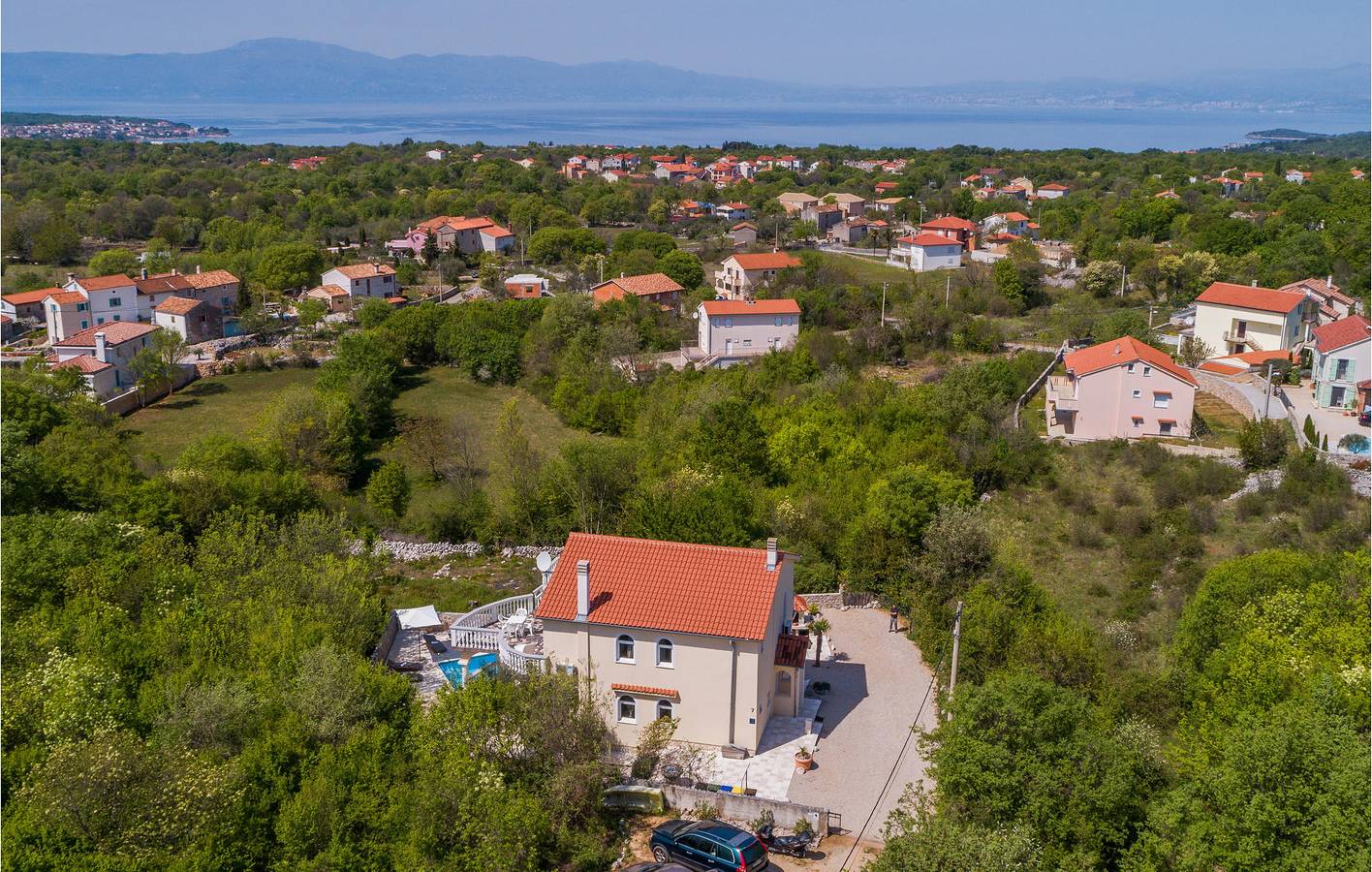 Apartment mit Meerblick, Pool, Parkplatz und WLAN – 2,5 km vom Strand entfernt in Malinska-Dubašnica, Krk