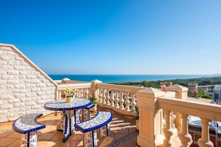 Location de vacances pour 6 personnes, avec sauna et jacuzzi ainsi que piscine et jardin à Guardamar del Segura