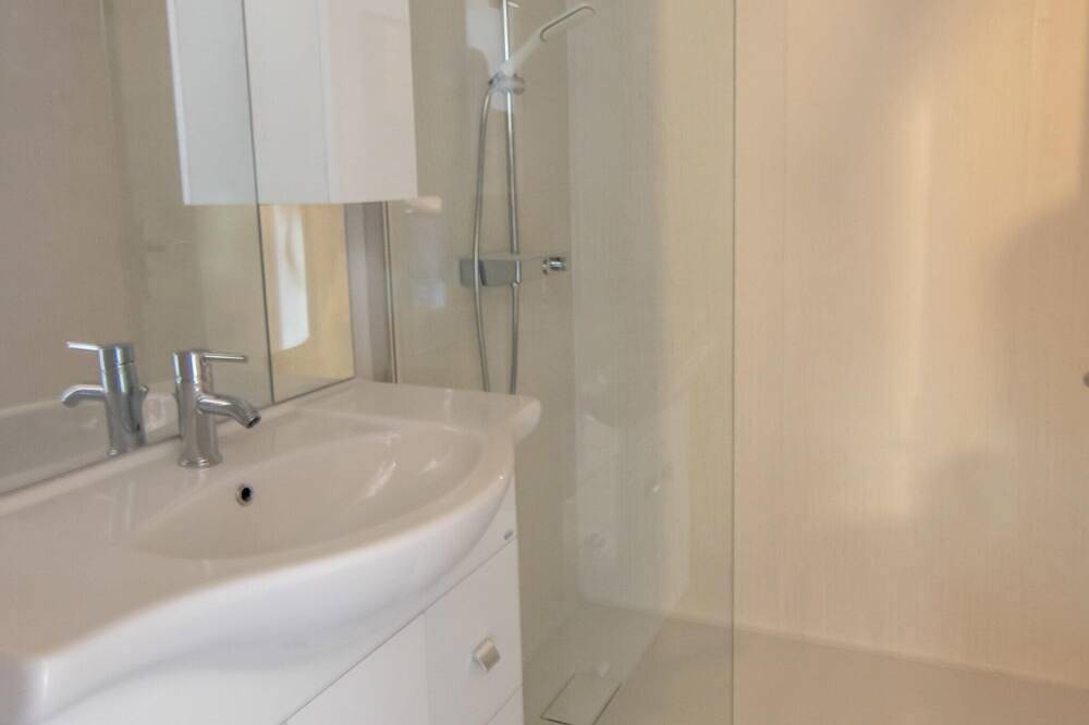 Entire apartment, 2-person air-conditioned 1-bedroom apartment near Aïga Resort Puy de Mercoeur 202 in Châtel-Guyon, Volcans d'Auvergne Regional Nature Park