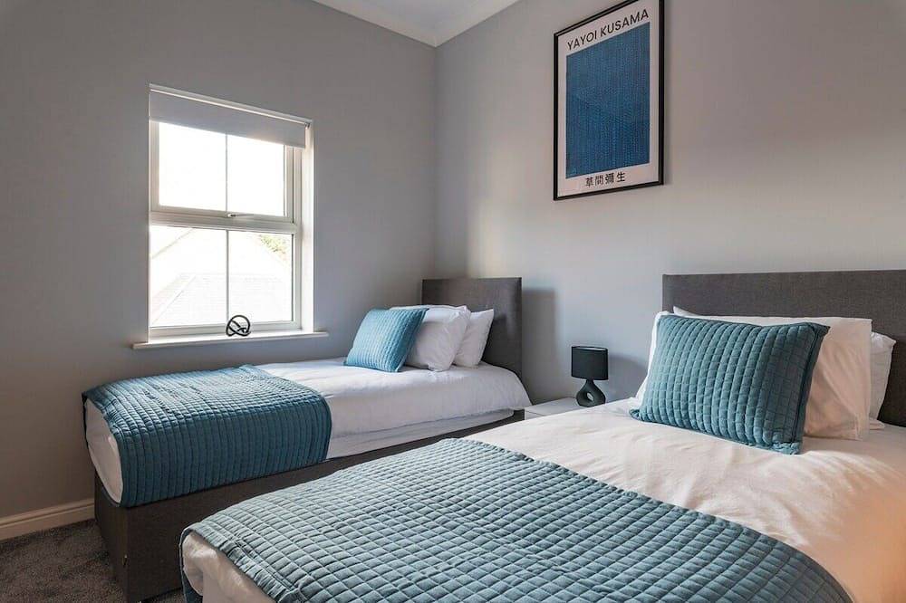 Entire apartment, Stunning 2Br 2Ba w/ Super King Beds + Free Parking in Crawley, West Sussex