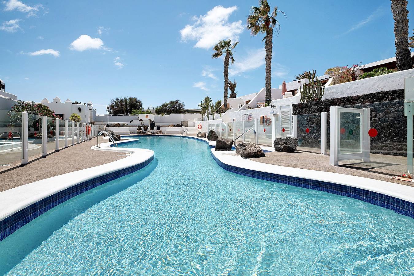 Apartamento entero, Vacaciones 'Puerto Chico 6' con vistas al mar, piscina compartida y Wi-Fi in Playa Blanca, Yaiza